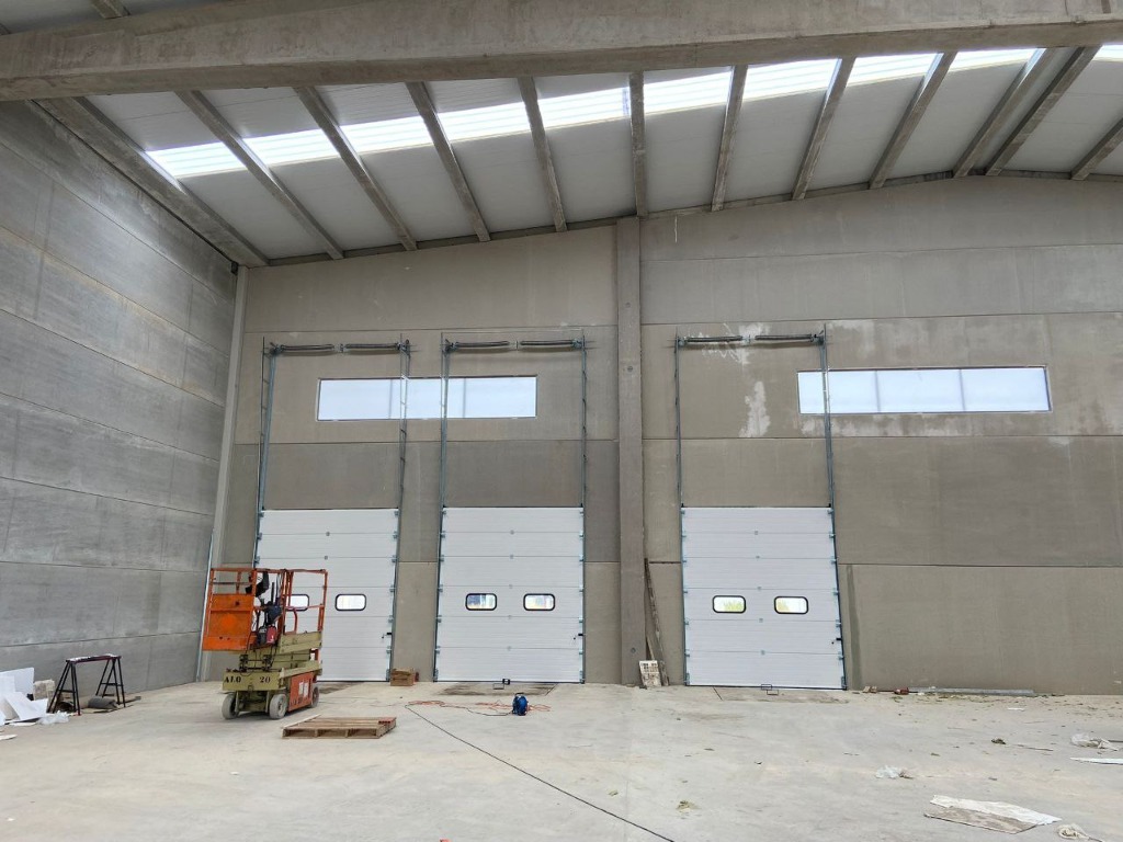 Instalación de puertas seccionales