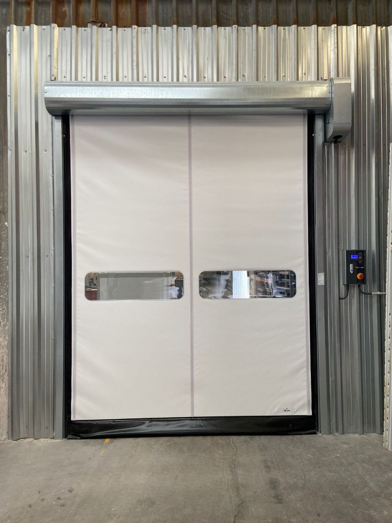 Puerta seccional instalada